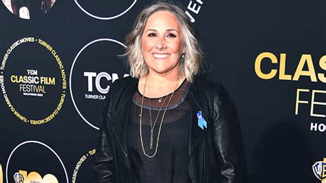 Ricki Lake Poses Nude In A Bathtub To Celebrate ‘Self。